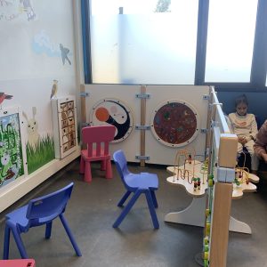 Mobilier et chaises pour salle d’attente : bonnes pratiques pour un accueil réussi des familles  